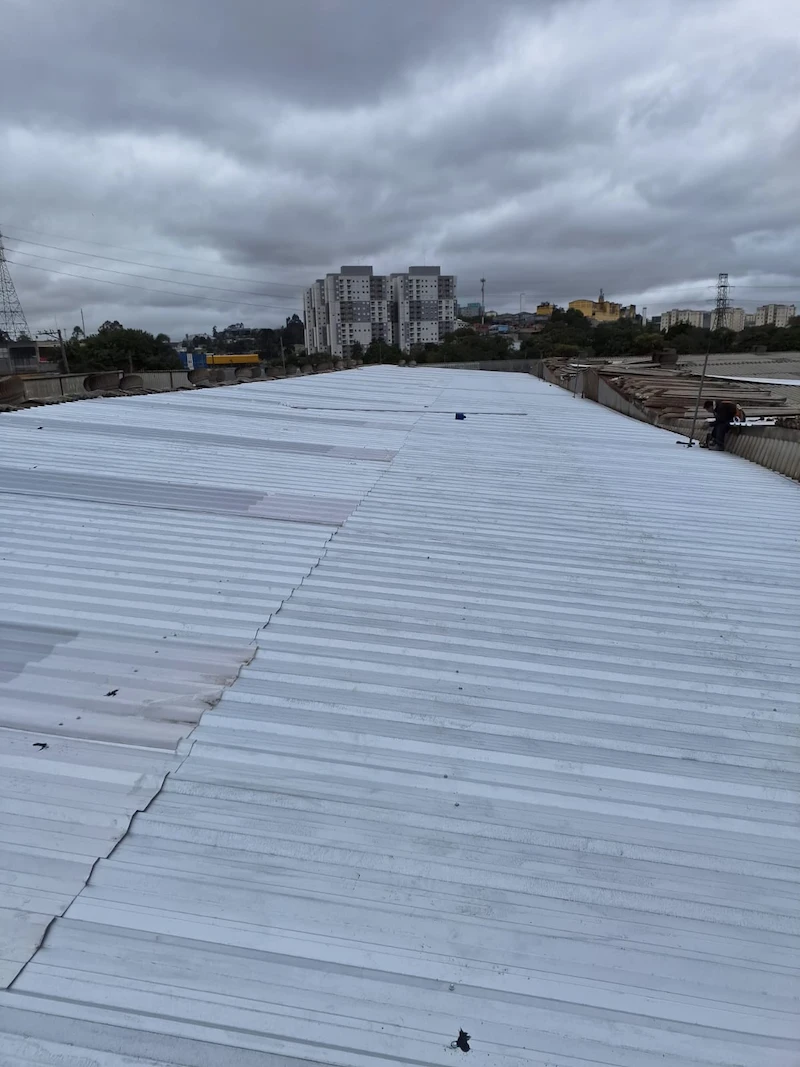 Profissional MC Telhadista realizando trabalho em altura com EPI completo e linha de vida